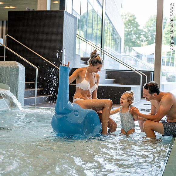 Schlossbad Neumarkt - Kinderbecken Das Foto darf ausschließlich für PR- und Marketingmaßnahmen der Stadt NEUMARKT i.d.OPf. - Rathausplatz 1 - D-92318 Neumarkt räumlich und zeitlich unbegrenzt verwendet werden. Das Copyright verbleibt beim Bildautor Günter Standl (www.guenterstandl.de). Jegliche Nutzung Dritter ist mit dem Bildautor gesondert zu vereinbaren. Der Bildautor stellt das gelieferte Bildmaterial nicht von Rechten Dritter frei. Etwaige Ansprüche Dritter fallen in den Verantwortungsbereich des Bildnutzers.