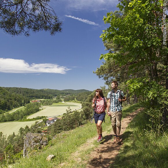 Wanderer bei Adertshausen auf dem Jurasteig. Fotograf Stefan Gruber