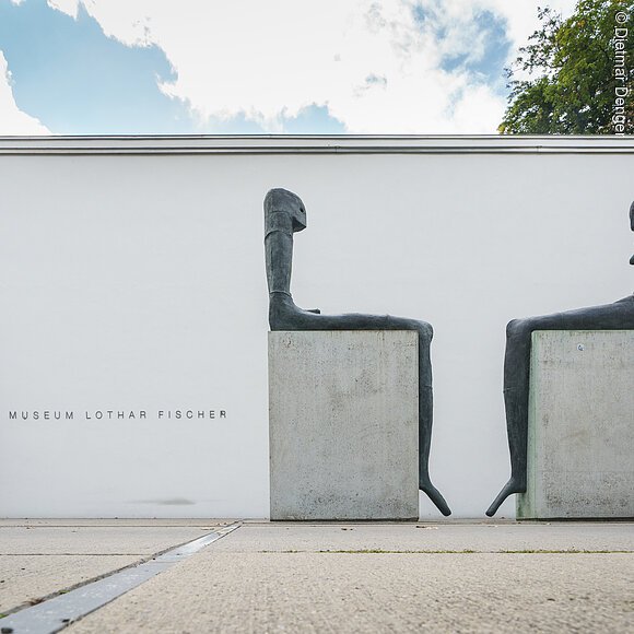 Sitzendes Paar vor dem Museum Lothar Fischer in Neumarkt
