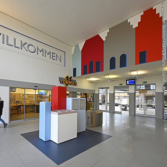 Das Empfangsgebäude (EG) Neumarkt in der Oberpfalz im Regionalbereich Süd der DB Station&Service AG nach der Neugestaltung im Konjunkturprogramm 2021. Foto am 11. Januar 2022.