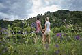 Am Main-Donau-Kanal steht ein Pärchen händchenhaltend und lässt ihren Blick aufs Wasser und auf den grünen Hängen dahinter schweifen.