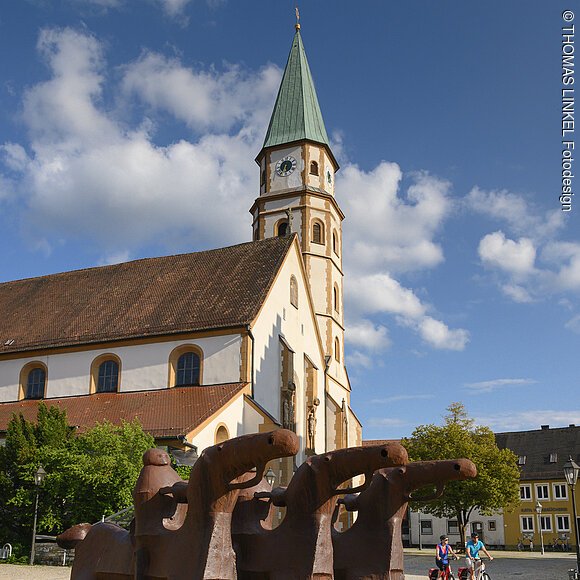 Deutschland, Bayern, Oberpfalz, Neumarkt, Altstadt, Reiterbrunnen vor Hofkirche, Fahrradtour , fahrradfahren,engl. Germany, Bavaria, Upper Palatinate, Neumarkt,  Reiterbrunnen fontain in front of Hofkirche, church, old city, bike tour, biking