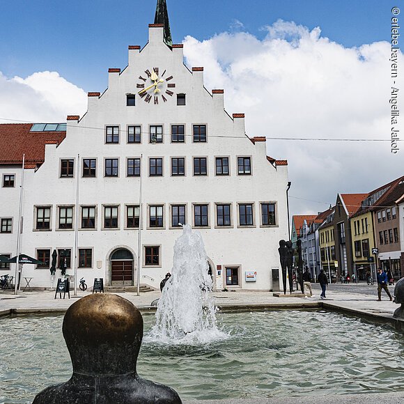 Rathaus mit Brunnen von Lothar Fischer Obere Marktstraße, Brunnen von Lothar Fischer, Altes Rathaus, Neumarkt in der Oberpfalz, Deutschland,
