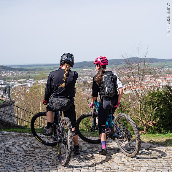 Mountainiker vor der Wallfahrtskirche Mariahilf Neumarkt