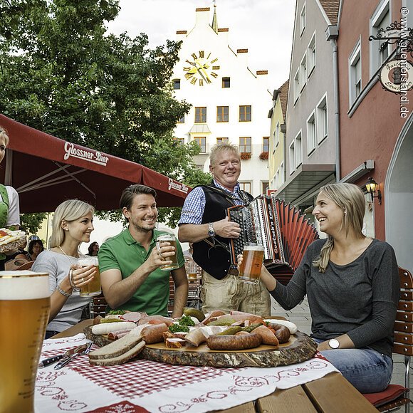 Biergarten mit Musik in der Neumarkter Altstadt