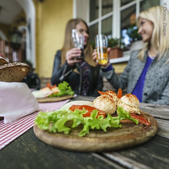 Brotzeit im Biergarten des Oberen Ganskellers in Neumarkt