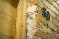 Die schwarze Ziffer ist auf dem Naturstein angebracht.