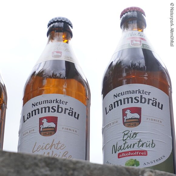 Bier Lammsbräu Neumarkt Vier Flaschen Neumarkter Lammsbräu Bier, verschiedene Sorten, von unten fotografiert.