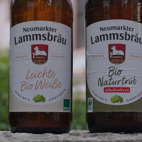 Bier Etiketten Lammsbräu Vier Bierflaschen der Marke Neumarkter Lammsbräu mit verschiedenen Biersortenetiketten.