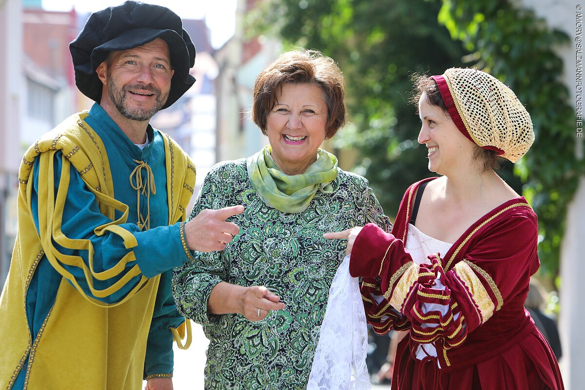 G'schichtswandler Roland Pröbster und Cornelia Lang mit Gästeführerin Erika Marx