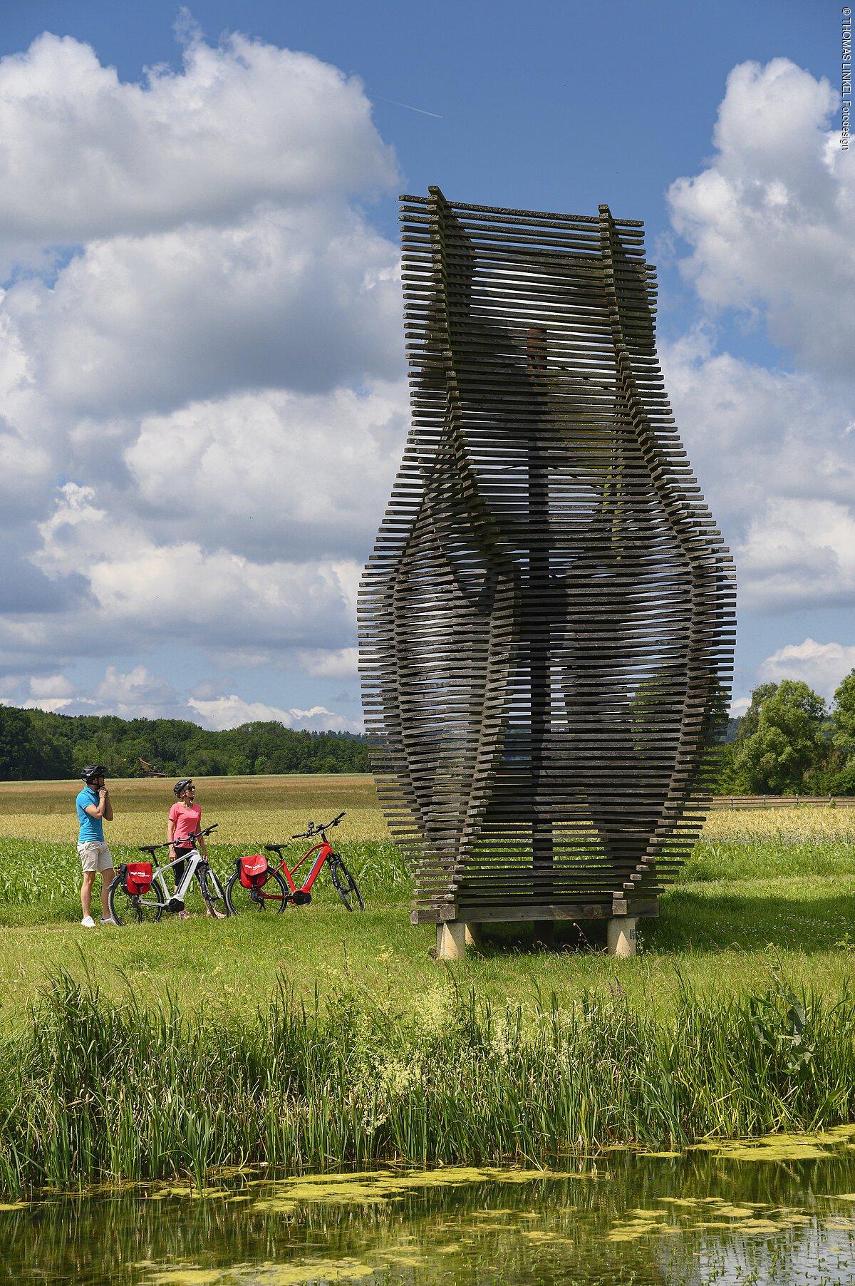 Deutschland, Bayern, Oberpfalz, nahe Neumarkt, König-Ludwig-Kanal-Radweg, Ludwigskanal,  Projekt "Stapelung", gestapelte Lärchenhölzer v. Prof. Wolfgang Kirchmayr,engl. Germany, Bavaria, Upper Palatinate, close to markt, part of König-Ludwig-Kanal-bike way, art piece "Stapelung",