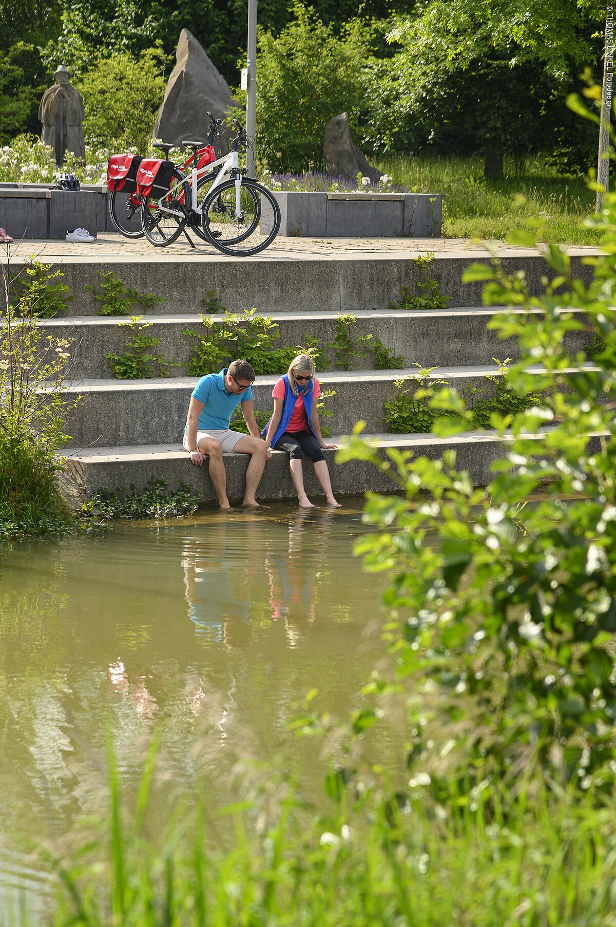 Deutschland, Bayern, Oberpfalz, Neumarkt, König-Ludwig-Kanal-Radweg, Pause am kanal, Paar, ebike, fahrradfahren, engl. Germany, Bavaria, Upper Palatinate, Neumarkt, part of König-Ludwig-Kanal- bike way, couple making a break at the channel, ebike, biking