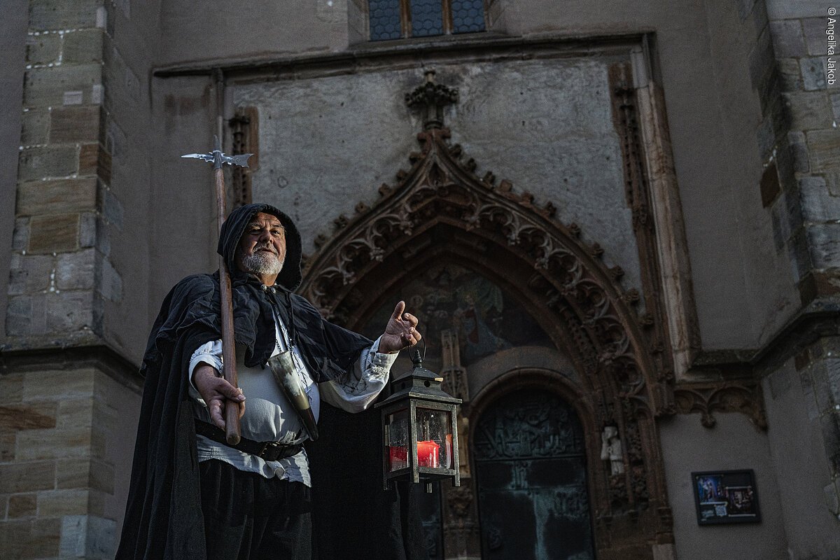 Nachtwächter Ziegler vor dem Portal vom Münster St. Johannes, Neumarkt in der Oberpfalz, Bayern, Deutschland,