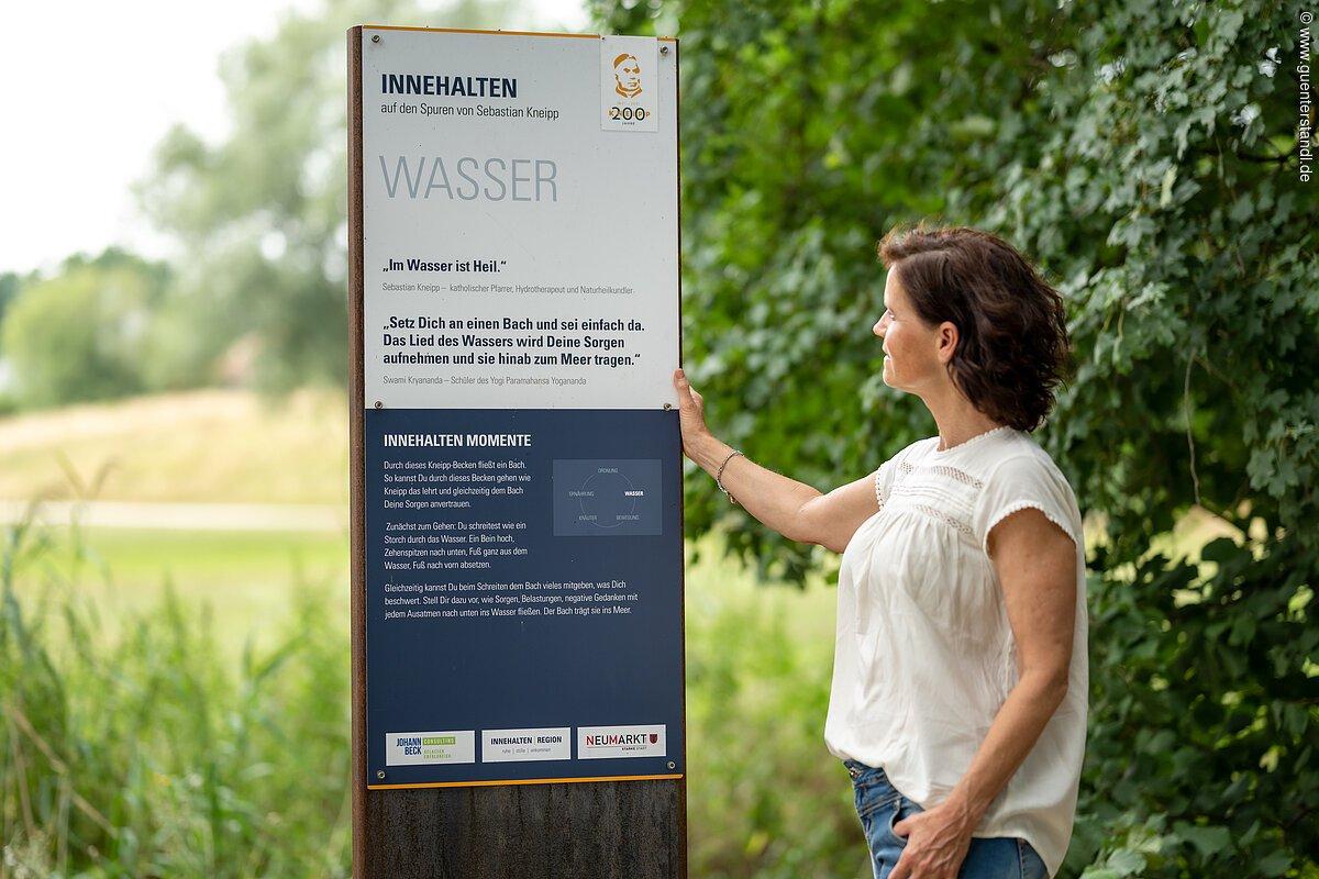 Innehalten - Kneippparcour Das Foto darf ausschließlich für PR- und Marketingmaßnahmen der Stadt NEUMARKT i.d.OPf. - Rathausplatz 1 - D-92318 Neumarkt räumlich und zeitlich unbegrenzt verwendet werden. Das Copyright verbleibt beim Bildautor Günter Standl (www.guenterstandl.de). Jegliche Nutzung Dritter ist mit dem Bildautor gesondert zu vereinbaren. Der Bildautor stellt das gelieferte Bildmaterial nicht von Rechten Dritter frei. Etwaige Ansprüche Dritter fallen in den Verantwortungsbereich des Bildnutzers.