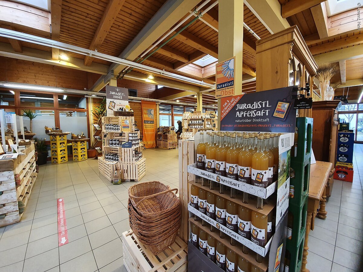 Blick in den Regionalmarkt Jurakistl in Neumarkt in der Oberpflaz. Regale gefüllt mit Produkten regionaler Direktvermarkter.