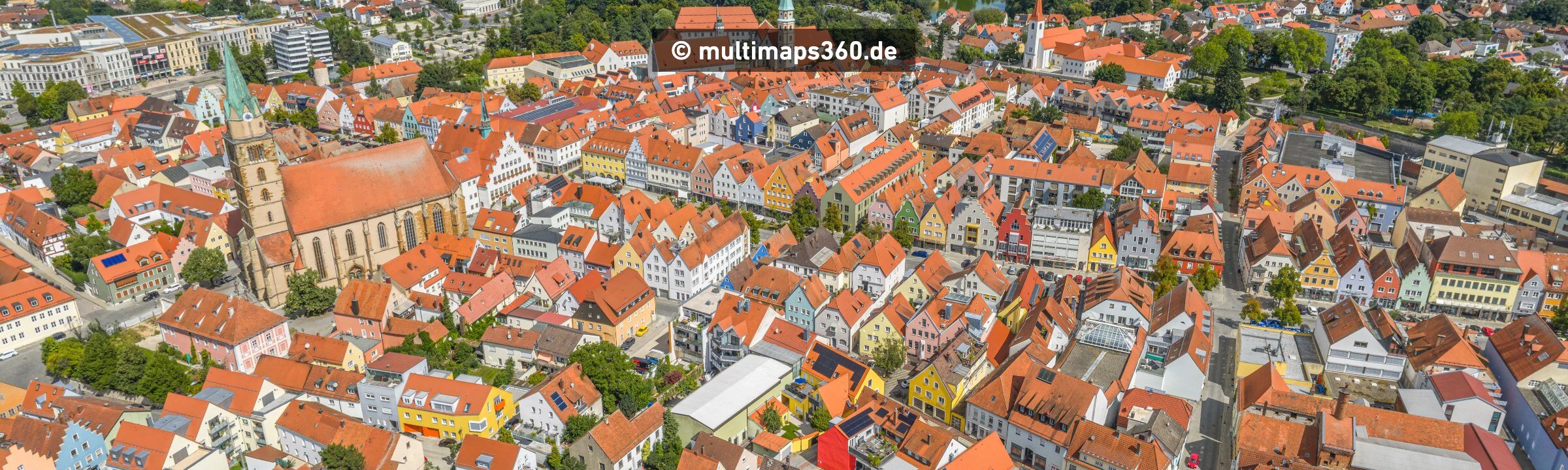 Luftbild der Neumarkter Altstadt mit Kirche und bunten Giebelhäusern. Bildnachweis: multimaps360.de